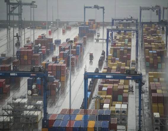 Contenedores en el puerto de Bilbao