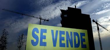 Cartel de venta delante de unos pisos en construcción
