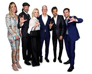 Tim Cook con el reparto de CODA la película distribuida por Apple que el año pasado ganó el Óscar a Mejor película.