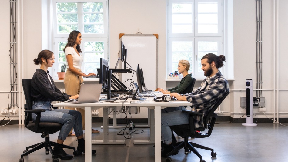 https://www.unir.net/wp-content/uploads/2023/01/startup-business-people-trabajando-en-una-oficina-moderna.jpg_s1024x1024wisk20cy9_F5EzG7CVDYtX2Br9ktth2CSKd6HAG-BGFvTTS4Gc.jpg