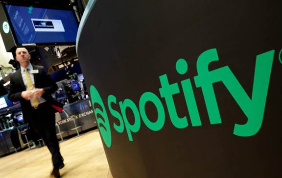 Un puesto comercial luce el logotipo de Spotify en el piso de la Bolsa de Valores de Nueva York